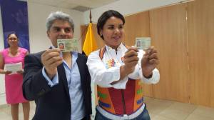 Diane Rodriguez logra logro el cambio de sexo por genero en la cedula de identidad para trans travestis transgeneros transexuales en Ecuador del registro civil (5)