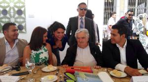 diane-rodriguez-presidenta-de-la-federacion-ecuatoriana-de-organizaciones-lgbt-hablando-junto-a-pepe-mujica-ex-presidente-de-uruguay-2