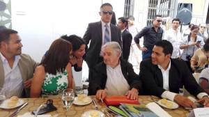 diane-rodriguez-presidenta-de-la-federacion-ecuatoriana-de-organizaciones-lgbt-hablando-junto-a-pepe-mujica-ex-presidente-de-uruguay