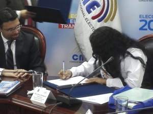 Diane Rodriguez transgénero firma Federación de Organizaciones LGBTI logra acuerdos en favor de los LGBTI con el Consejo Nacional Electoral (2)